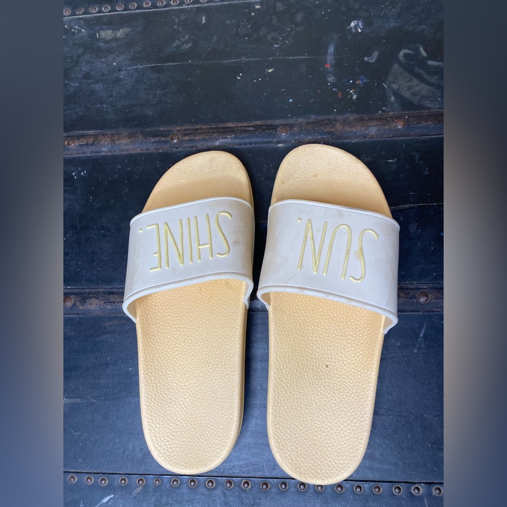 Size 9 Sunshine slides